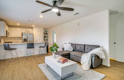 New Caney Casa | Pet-Friendly Home ~ 4 Mi to Big Rivers Water Park!