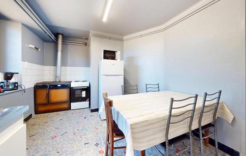 Saint-Julien-pres-Bort Casa | Pet Friendly Home In Sarroux - Saint Julien
