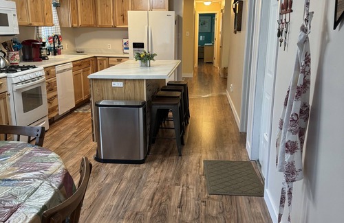 Palestine Casa | Pet-friendly home in Palestine with Fenced Yard! Weekly and monthly discounts!