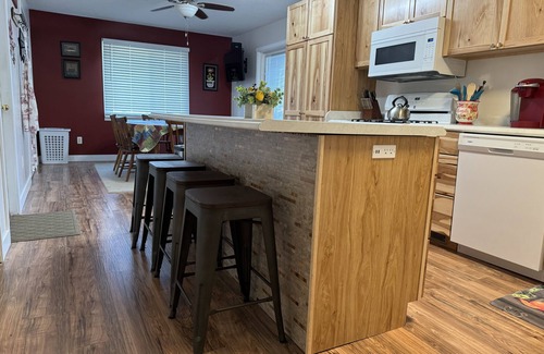 Palestine Casa | Pet-friendly home in Palestine with Fenced Yard! Weekly and monthly discounts!