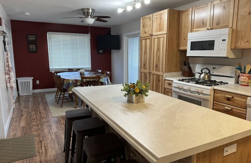 Palestine Casa | Pet-friendly home in Palestine with Fenced Yard! Weekly and monthly discounts!