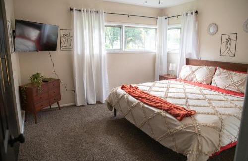 Youngstown Casa | Pet Friendly Home w/ fenced yard (1 King/1Queen)
