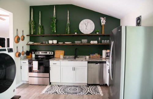 Youngstown Casa | Pet Friendly Home w/ fenced yard (1 King/1Queen)