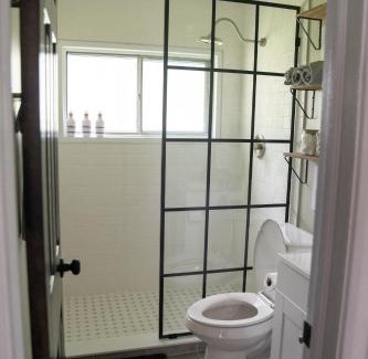 Youngstown Casa | Pet Friendly Home w/ fenced yard (1 King/1Queen)