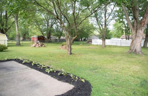 Youngstown Casa | Pet Friendly Home w/ fenced yard (1 King/1Queen)