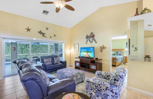 Marco Island Casa | Pet-friendly home with pool and steps to beach/food