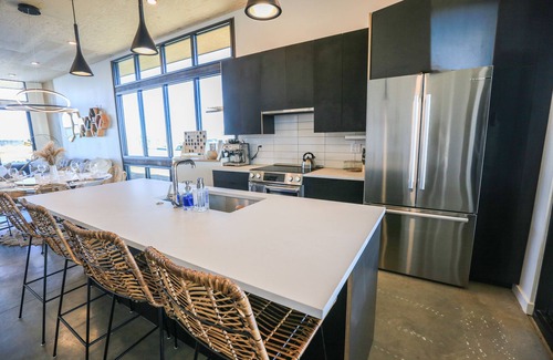 Quincy Casa | PET-FRIENDLY, HOT TUB & SAUNA CaveB Lakeside Luxury Spa Retreat by The Gorge