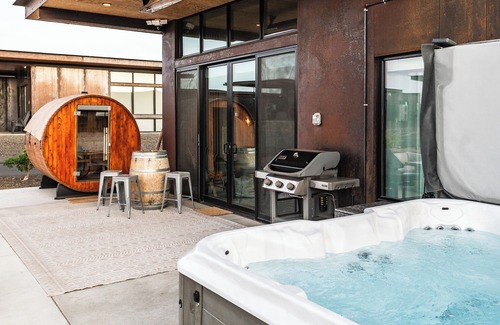 Quincy Casa | PET-FRIENDLY, HOT TUB & SAUNA CaveB Lakeside Luxury Spa Retreat by The Gorge