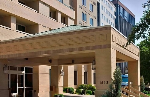 Rosslyn Apartamento | Pet-Friendly Hotel Near Arlington House! Parking, Picnic Area, Onsite Starbucks!