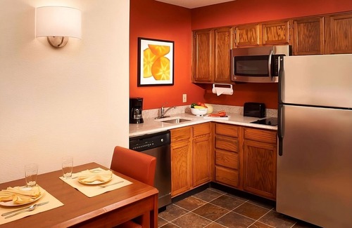 Waukegan Apartamento | Pet-friendly Hotel! Outdoor Pool, Free Breakfast, Near Six Flags Great America!