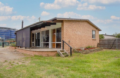 Batemans Bay Casa | Pet Friendly House Steps from Batemans Bay