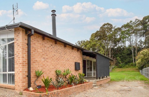 Batemans Bay Casa | Pet Friendly House Steps from Batemans Bay
