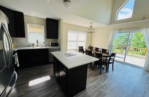 Hamlin Chalet De Esquí | Pet friendly house with firepit, indoor fireplace, game room, ping-pong, & BBQ