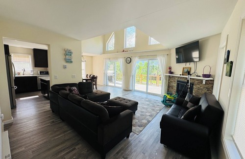 Hamlin Chalet De Esquí | Pet friendly house with firepit, indoor fireplace, game room, ping-pong, & BBQ