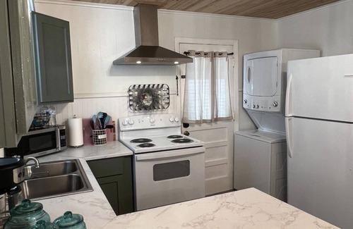 Monroe Casa | Pet friendly house with covered parking