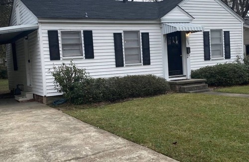 Monroe Casa | Pet friendly house with covered parking