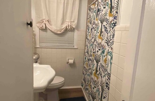 Monroe Casa | Pet friendly house with covered parking