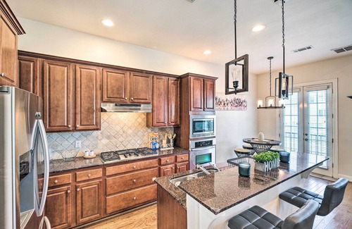 Central Southwest Casa | Pet-Friendly Houston Home - 3 Mi to NRG Stadium!