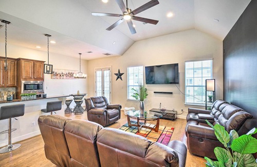 Central Southwest Casa | Pet-Friendly Houston Home - 3 Mi to NRG Stadium!