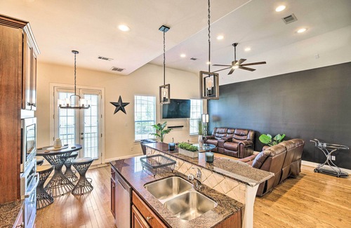 Central Southwest Casa | Pet-Friendly Houston Home - 3 Mi to NRG Stadium!