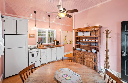Batesville Cabaña | Pet-Friendly Kent Cottage at Ivy Cottages