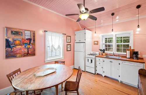 Batesville Cabaña | Pet-Friendly Kent Cottage at Ivy Cottages