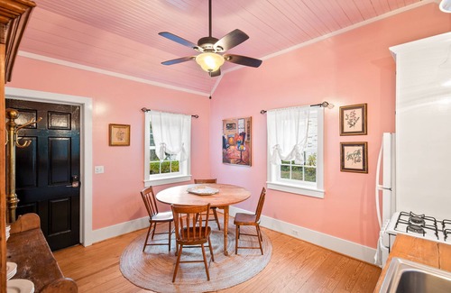 Batesville Cabaña | Pet-Friendly Kent Cottage at Ivy Cottages
