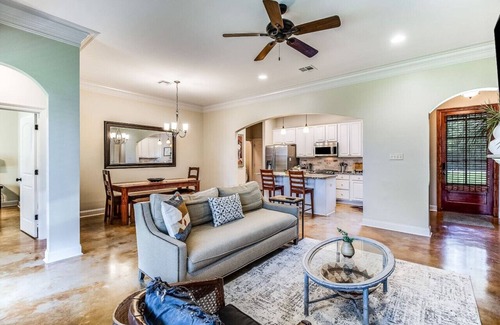 Lafayette Casa | Pet friendly,king bed,jacuzzi tub,separate shower