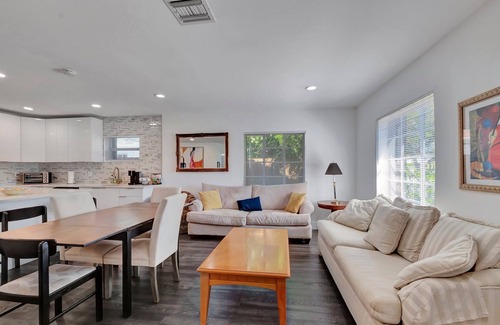 South Palm Park Neighborhood Association Casa | Pet Friendly Lake Worth Beach Cottage Sleeps 6+ Fenced Yard