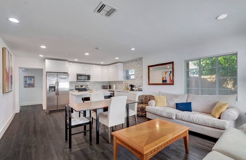 South Palm Park Neighborhood Association Casa | Pet Friendly Lake Worth Beach Cottage Sleeps 6+ Fenced Yard
