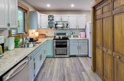 Lackawaxen Cabina | Pet-Friendly Lackawaxen Cabin w/ Wraparound Deck!