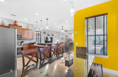 Villages of Crystal Beach Casa | ⭐Pet Friendly⭐Lagoon Pool-Beach Trolley-2 Kings 👑-5BR Here Comes the Sun