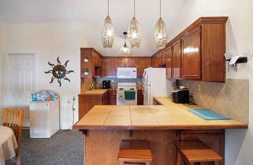 Climax Springs Casa | Pet-Friendly Lakefront Home in a Quiet Cove w/ Netflix, Outdoor Seating, Boat Slip