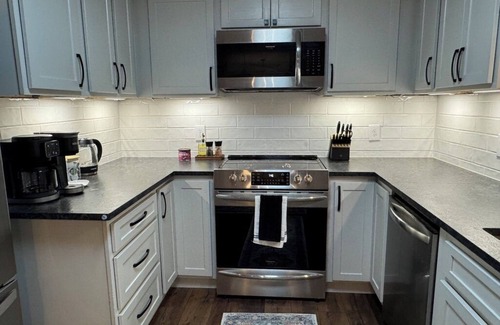 Dresden Casa | Pet Friendly Lake House with King Master Suite