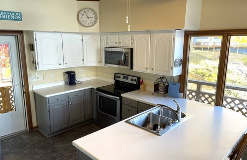 Princes Lakes Casa | Pet-Friendly Lakeside Cottage with Panoramic Views & Hottub!