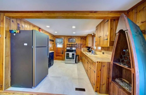 Paupack Cabina | Pet Friendly Lakefront Cabin