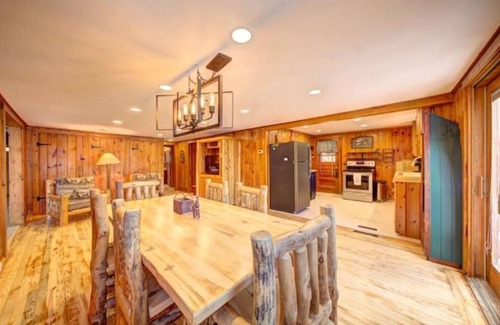 Paupack Cabina | Pet Friendly Lakefront Cabin