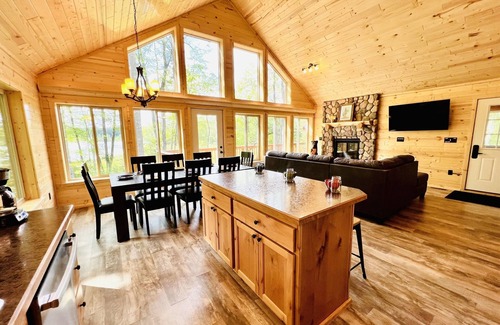 Stone Lake Cabina | Pet-Friendly Lakeside Cottage w/ Kayaks and Canoe!