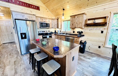 Stone Lake Cabina | Pet-Friendly Lakeside Cottage w/ Kayaks and Canoe!