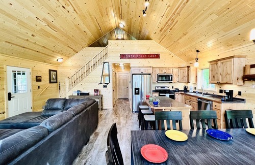 Stone Lake Cabina | Pet-Friendly Lakeside Cottage w/ Kayaks and Canoe!