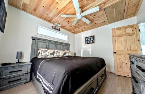 Sullivan Casa | Pet-Friendly Lakeside Cabin with Fire Pit & Screened Porch near Flanders Pond in Sullivan, Maine