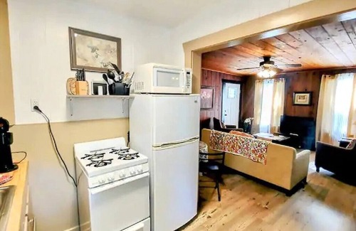 Mid America Cabaña | Pet Friendly Large One Bedroom Cottage (#4) At The Water's Edge
