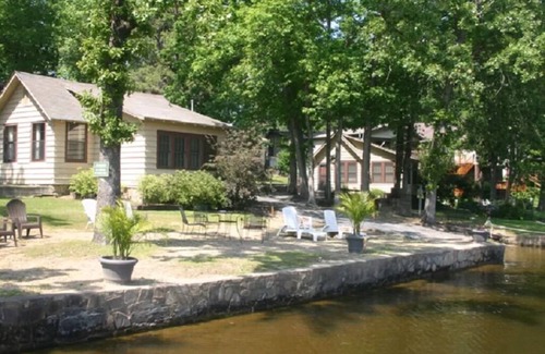 Mid America Cabaña | Pet Friendly Large One Bedroom Cottage (#4) At The Water's Edge