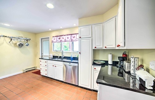 Latham Casa | Pet-Friendly Latham Retreat ~ 7 Mi to Albany!