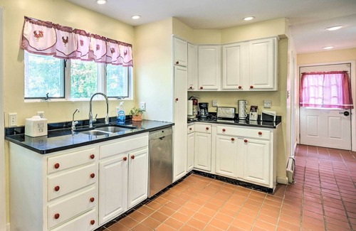 Latham Casa | Pet-Friendly Latham Retreat ~ 7 Mi to Albany!