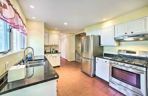 Latham Casa | Pet-Friendly Latham Retreat ~ 7 Mi to Albany!