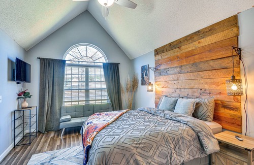 Liberty Casa | Pet-Friendly Liberty Home: Deck & Large Backyard!
