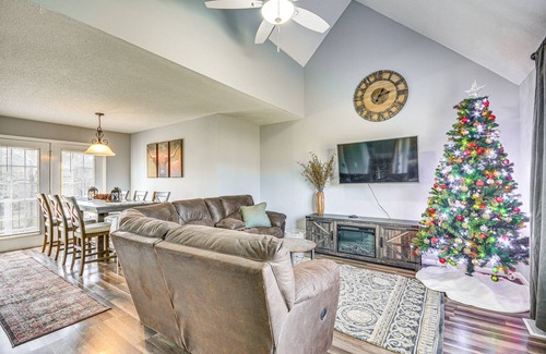 Liberty Casa | Pet-Friendly Liberty Home: Deck & Large Backyard!