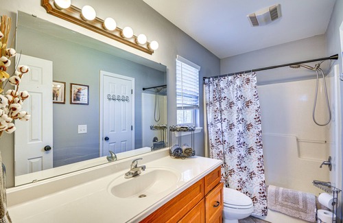 Liberty Casa | Pet-Friendly Liberty Home: Deck & Large Backyard!