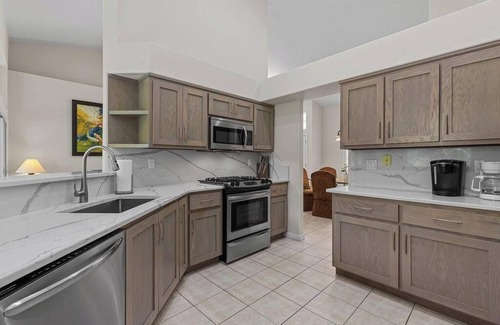 Port Orange Casa | ¡Nuevo en VRBO! Luminoso y brillante, casa de 4 dormitorios renovada en Cozy Port Orange Community